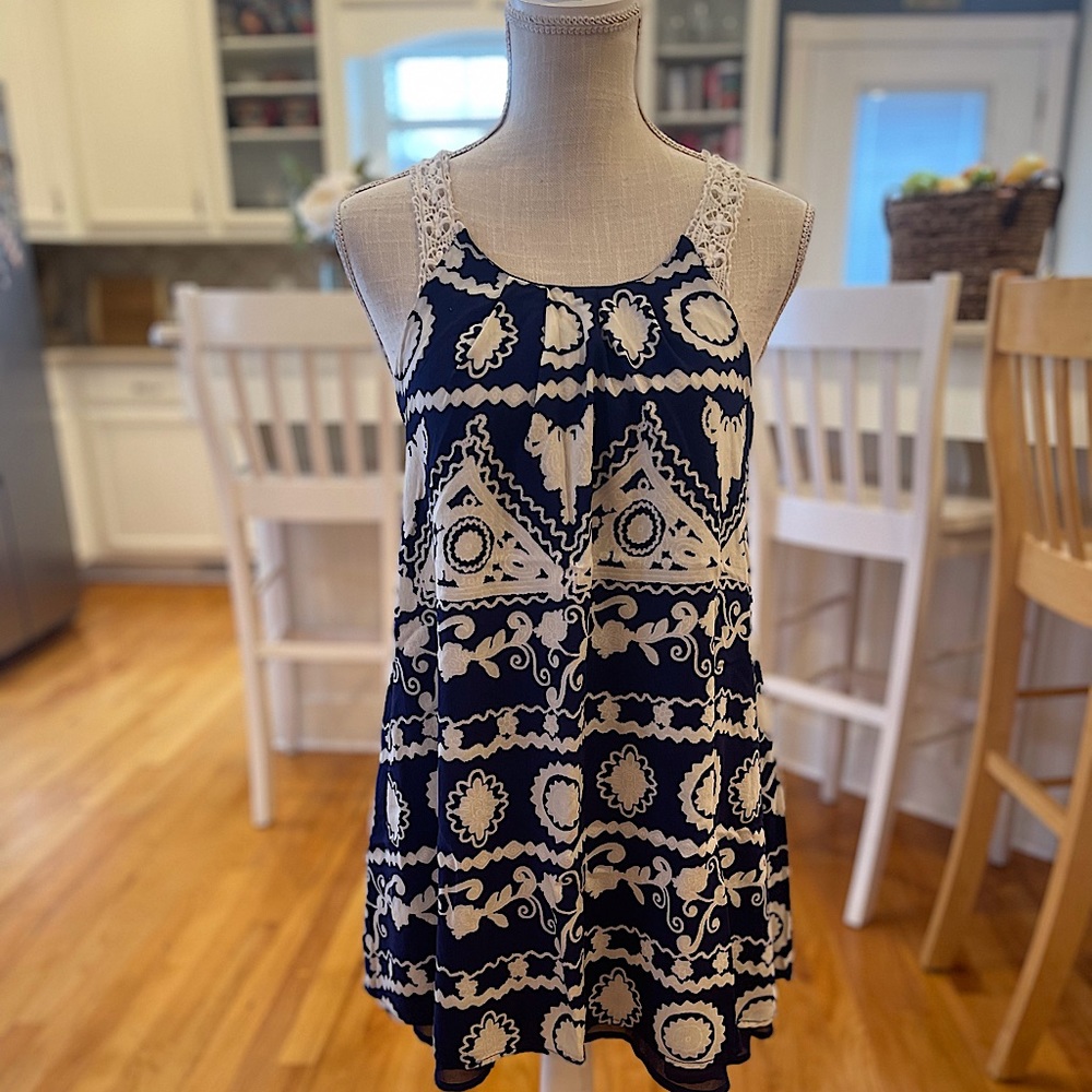 💜 5 for $25 or 3 for $18 navy blue and white geo sleeveless shift dress